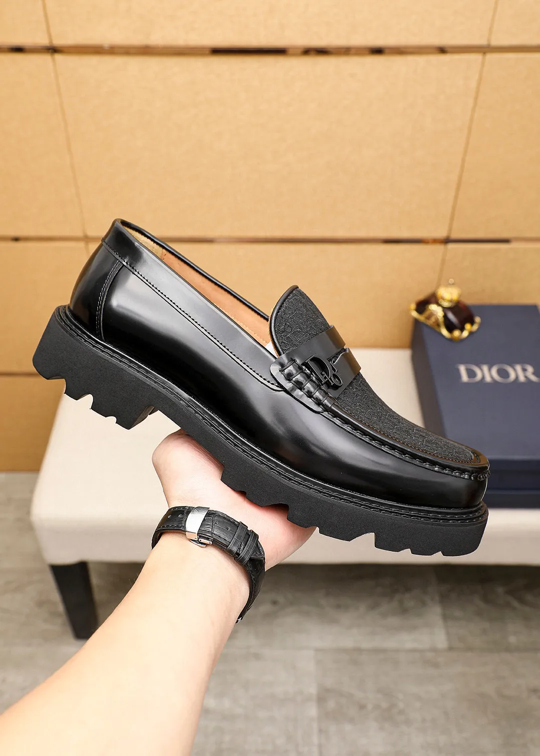 Men's shoes 💰480 💐 Product trademark: Dior "Dior" casual leather shoes Regular size: 39-44 (45🉑️customized) Product materials: Selected Italian imported first-layer calfskin upper, imported water-dyed 🐂 cowhide lining. Strong three-dimensional visual effect, original outsole color: 2 colors available